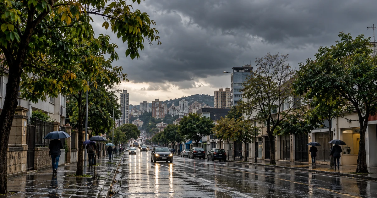 Ilustração gerada por IA: Rua urbana arborizada com asfalto molhado, pessoas com guarda-chuvas e nuvens escuras.